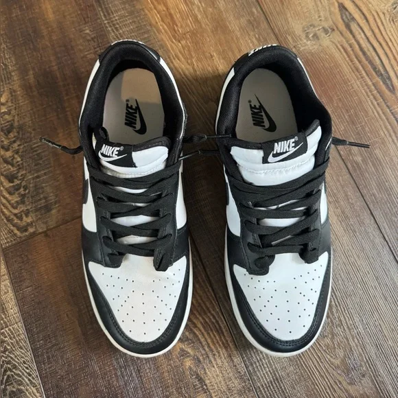 Nike Men's Black and White Sneakers - Picture 4 of 5